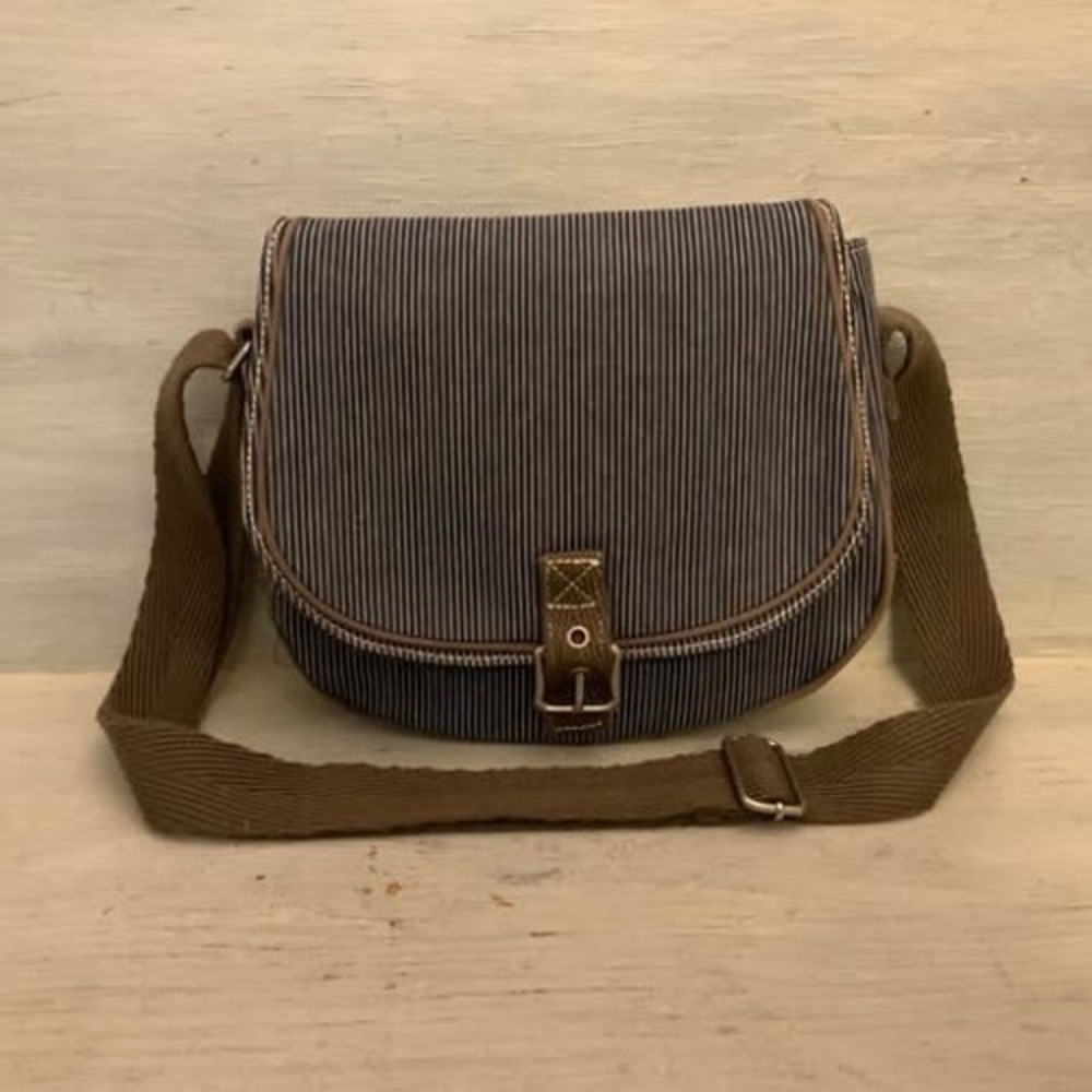 ThirtyOne Free to Be Railroad Striped Denim Crossbody Saddle Bag‎ Purse GC